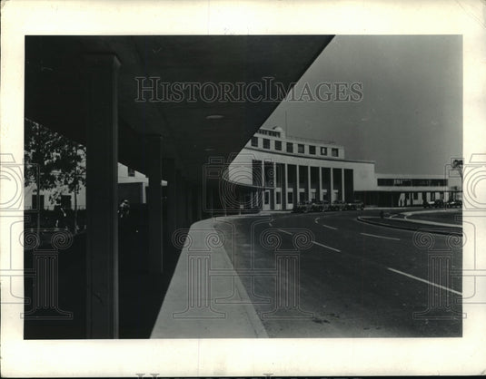 1943 Press Photo Entrance to Administration Bldg at Washington Nat'l Airport- Historic Images