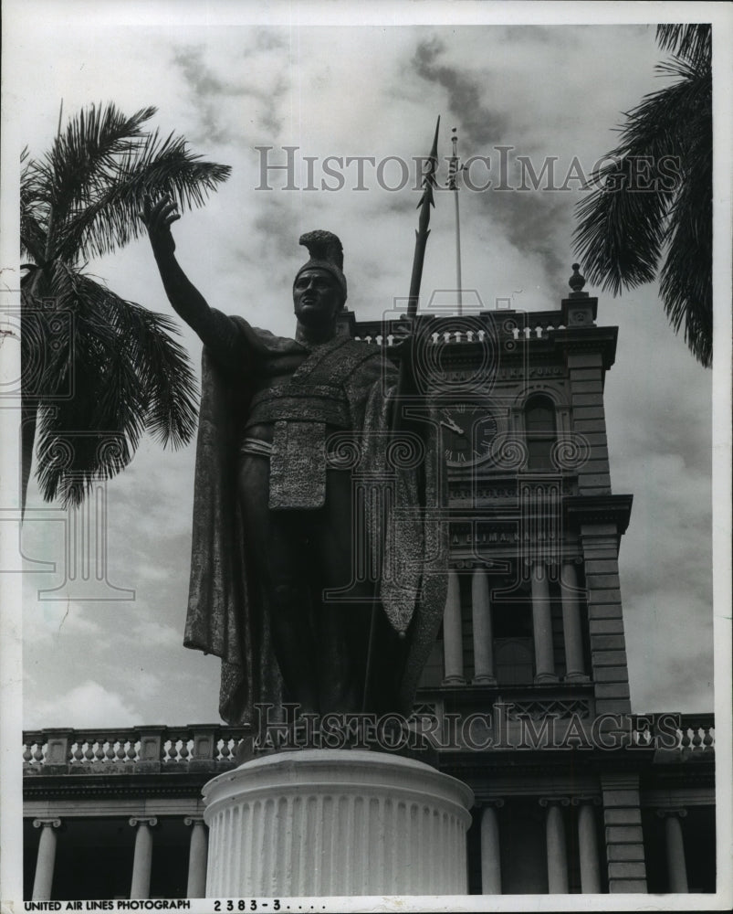 1985 Press Photo Bronze statue of King Kamehameha at Iolani Palace, Honolulu- Historic Images