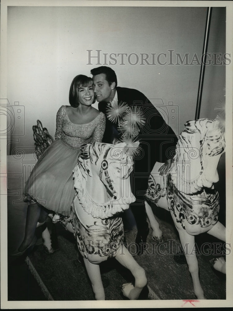Load image into Gallery viewer, 1964 Press Photo Vikki Carr and Jack Jones are guests on "Texaco Star Parade"
