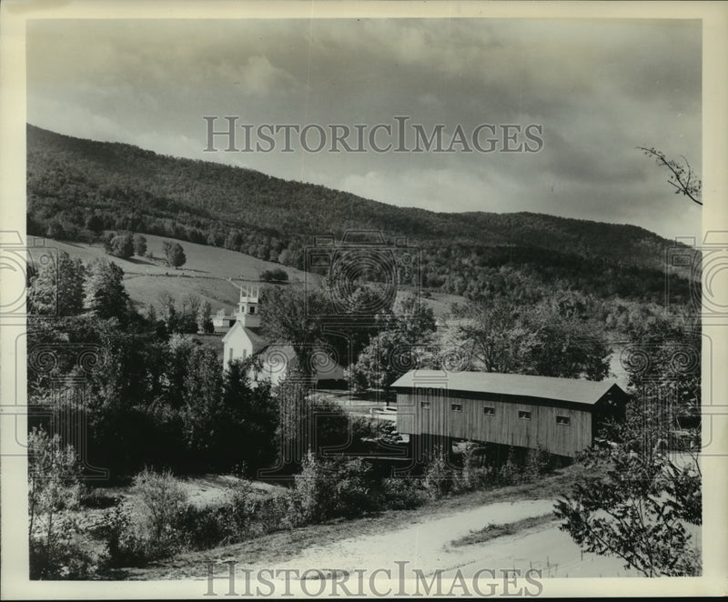Load image into Gallery viewer, 1987 Press Photo Covered Bridge on Battenkill at West Arlington, Vermont
