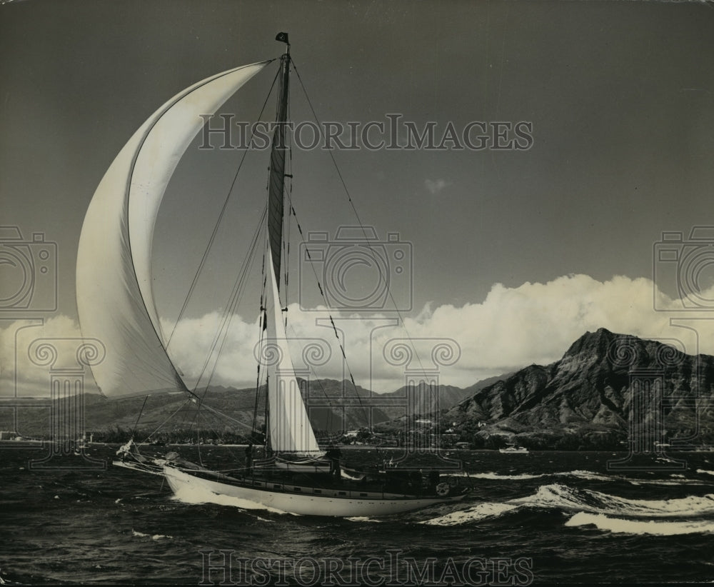 1955 Press Photo Yacht Yo Ho Ho makes way past Diamond Hotel in Oahu- Historic Images