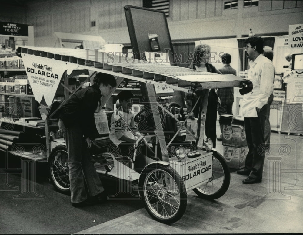 1983 Press Photo Experimental solar-powered car built by Solar Usage Now- Historic Images