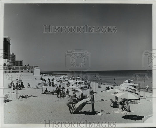 1957 Press Photo Land & water vacation recreation for Miami Beach visitors- Historic Images