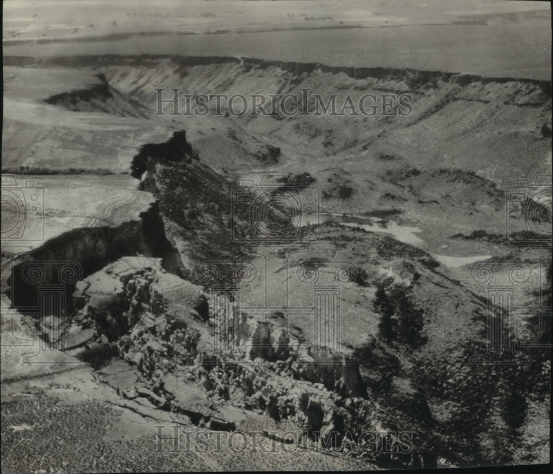 Load image into Gallery viewer, 1937 Press Photo Air view of Idaho's growing "sinking canyon" in Buhl
