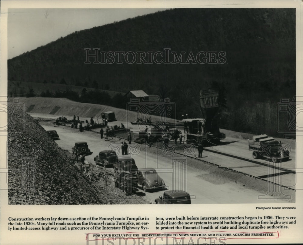 1985 Press Photo Workers lay down a section of the Pennsylvania Tunrpike- Historic Images