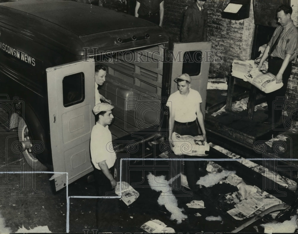 1936 Press Photo Papers Carried in to Trucks at the Wisconsin News