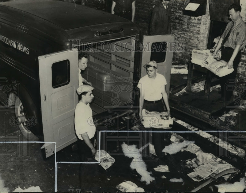 Load image into Gallery viewer, 1936 Press Photo Papers Carried in to Trucks at the Wisconsin News
