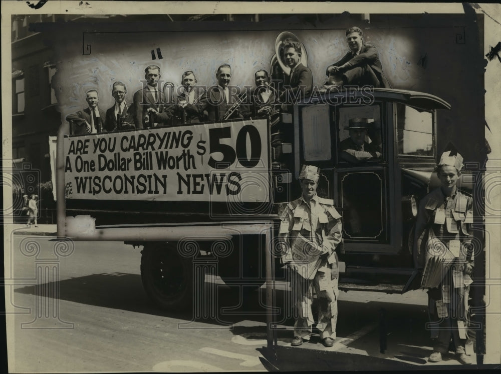 1925 Press Photo Wisconsin News Magic Dollar Stunt- Historic Images