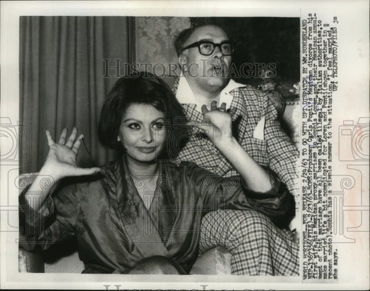 1963 Press Photo Producer Carlo Ponti with wife, Sophia Loren, in Rome.