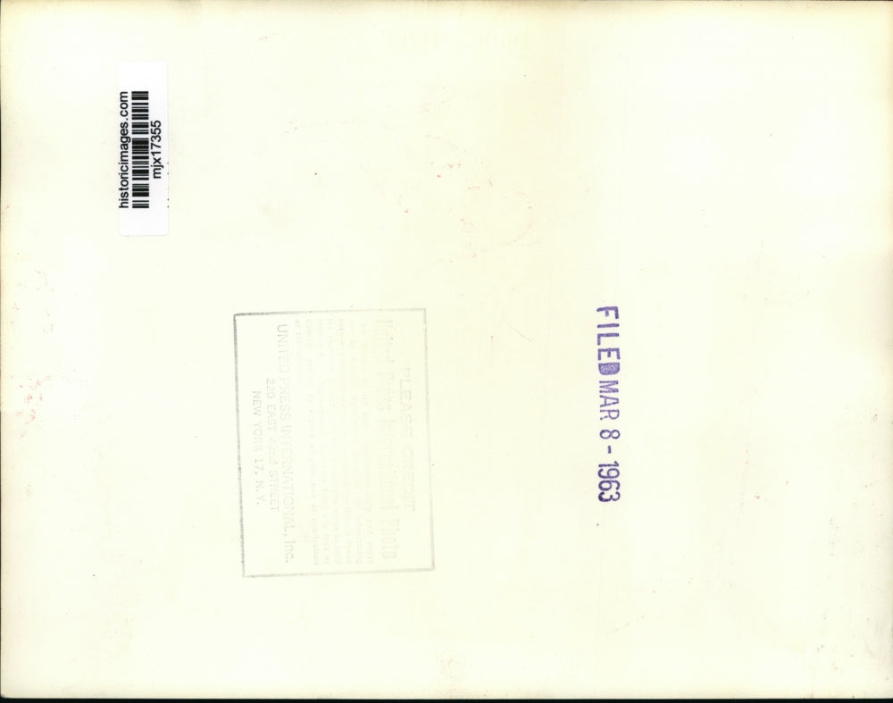 1963 Press Photo Producer Carlo Ponti with wife, Sophia Loren, in Rome.