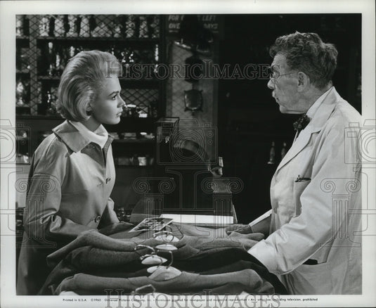 1965 Press Photo Sandra Dee and Leo G. Carroll in That Funny Feeling.