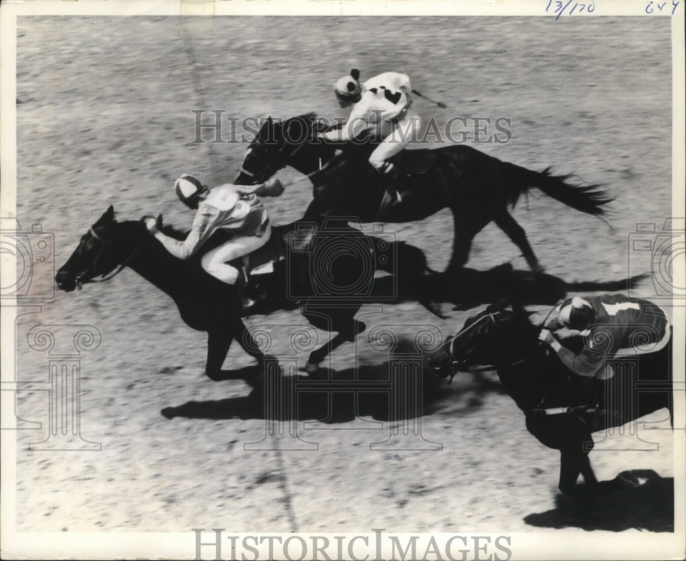 1973 Press Photo Jockeys apply the whip in the stretch drive.