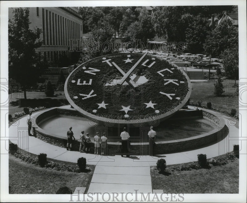 Load image into Gallery viewer, 1987 Press Photo Floral clock on the capital grounds in Frankfort, Kentucky
