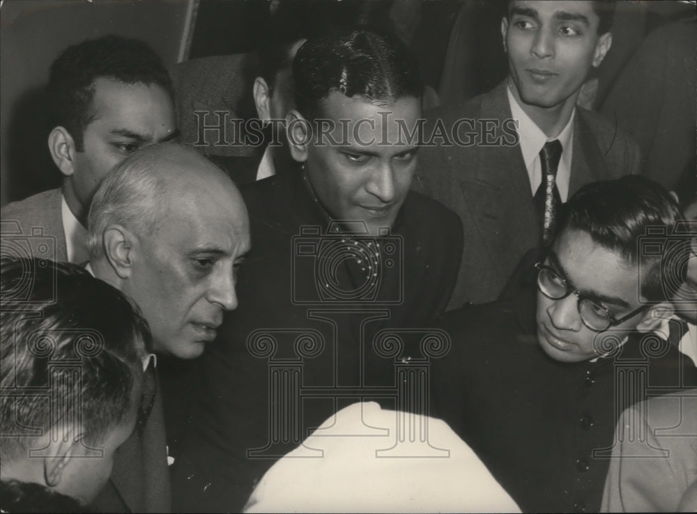 1949 Press Photo Prime Minister Nehru with Indian students at a university- Historic Images
