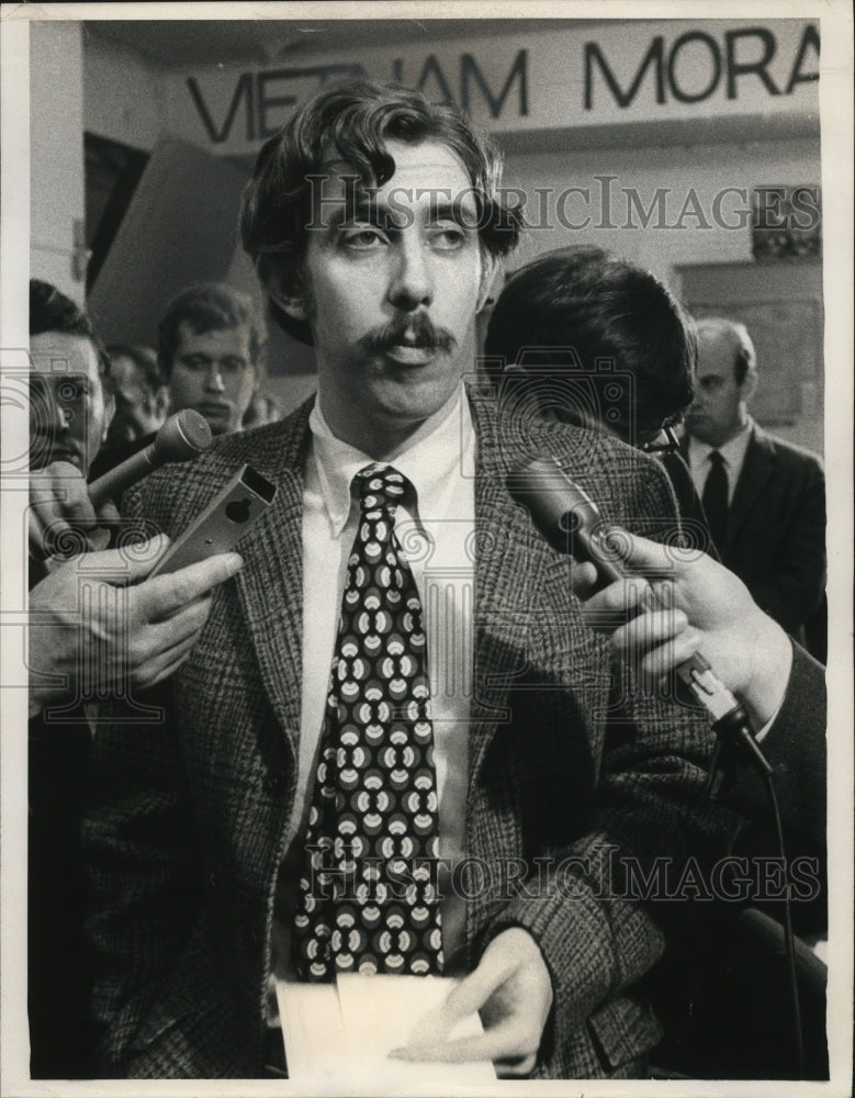 1969 Press Photo NEW MOBE member Sam Brown at press conference in Washington DC- Historic Images