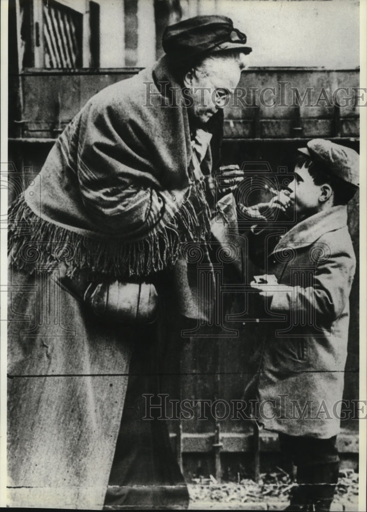 1990 Press Photo Carry Nation shown talking to a little boy- Historic Images