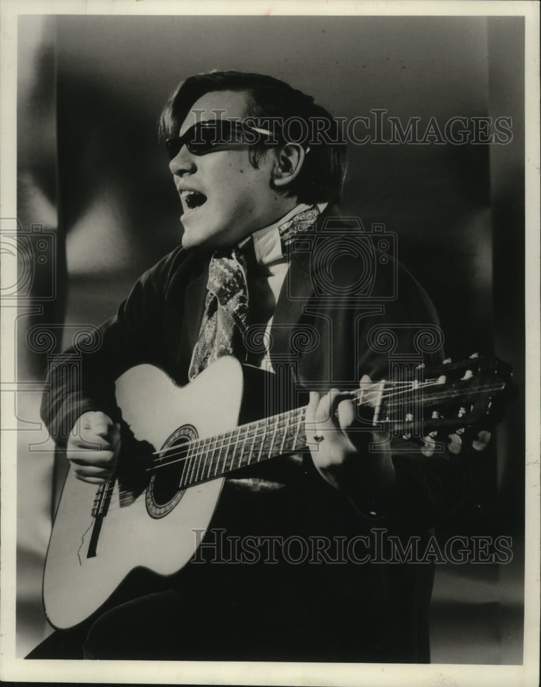 Load image into Gallery viewer, 1969 Press Photo Jose Feliiciano hosts an all-star cast for musical guests
