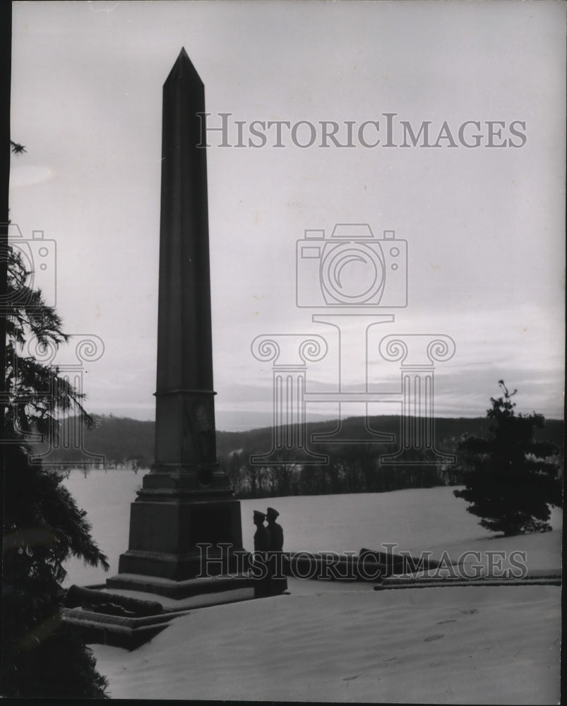 1952 Press Photo Monument commemorates the best news that came to Washington- Historic Images