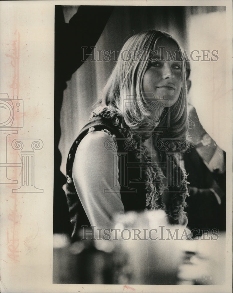 Load image into Gallery viewer, 1970 Press Photo Former Olympic skier Suzy Chaffee - mjx18241
