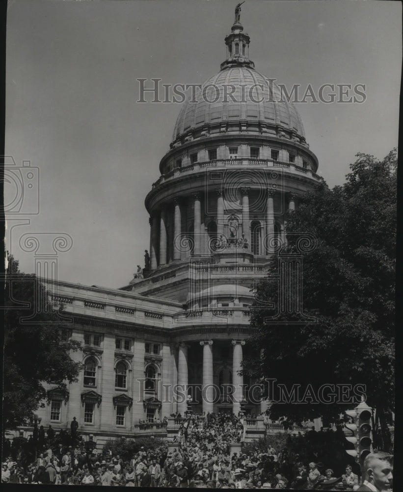 1948 Press Photo Statehood Day crowd at the capitol steps in Madison, Wisconsin.- Historic Images