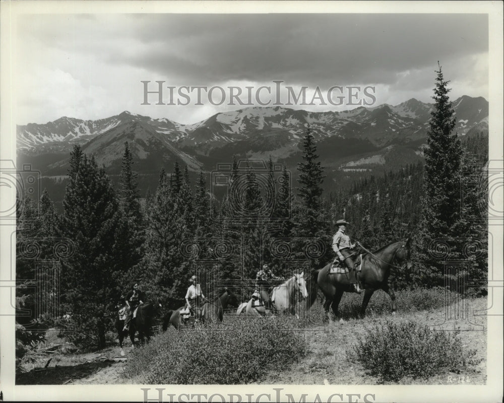 1987 Press Photo Vacationists during long horseback riding in Colorado- Historic Images