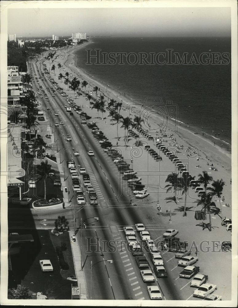 1966 Press Photo Hundreds of cars at beaches at Fort Lauderdale, Florida.- Historic Images