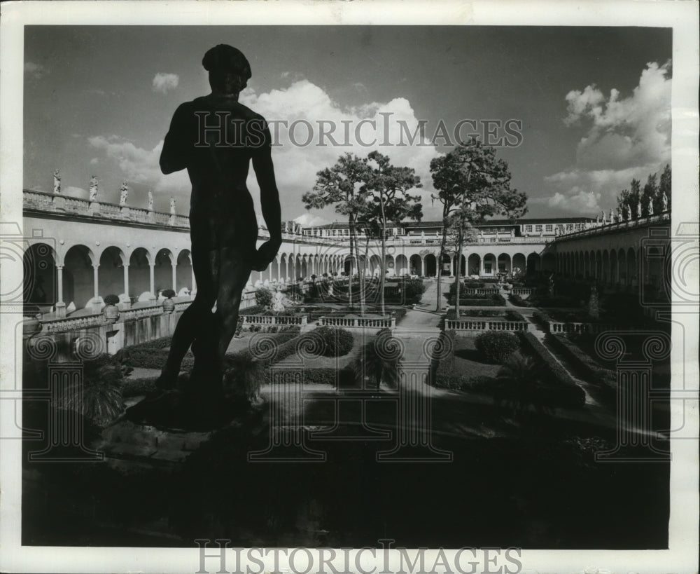 1964 Press Photo A statue in the Italian garden court of the a Florid art museum- Historic Images