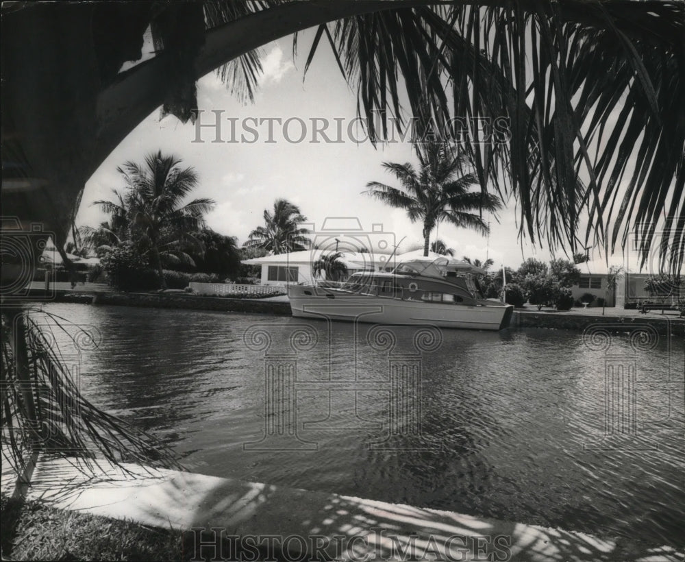 Press Photo A typical island home on a waterway in Fort Lauderdale, Florida