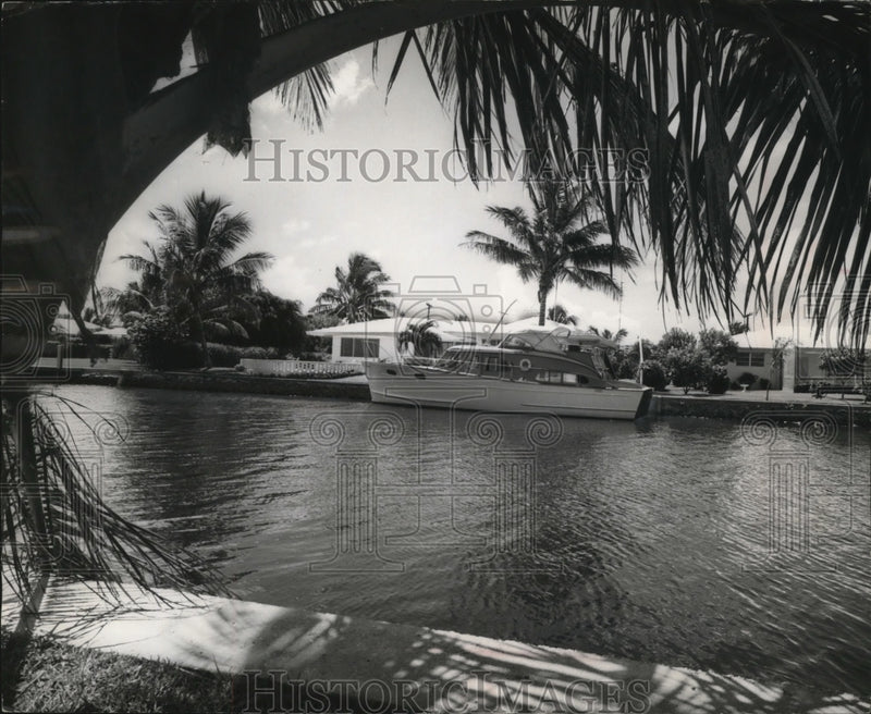 Load image into Gallery viewer, Press Photo A typical island home on a waterway in Fort Lauderdale, Florida
