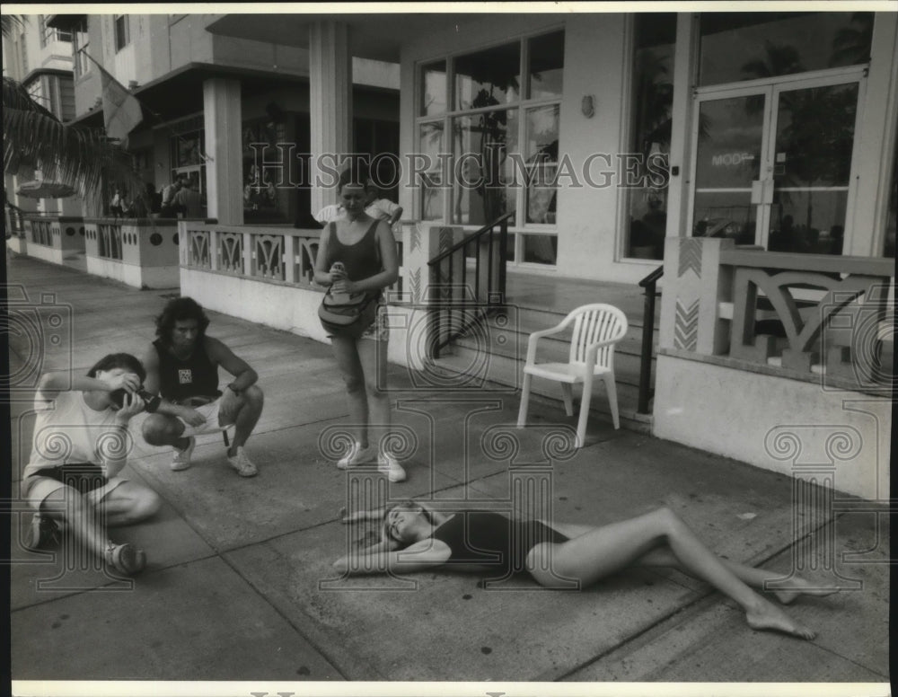 1992 Press Photo Nancie Johnson poses in a swimsuit on Ocean Drive in Florida- Historic Images