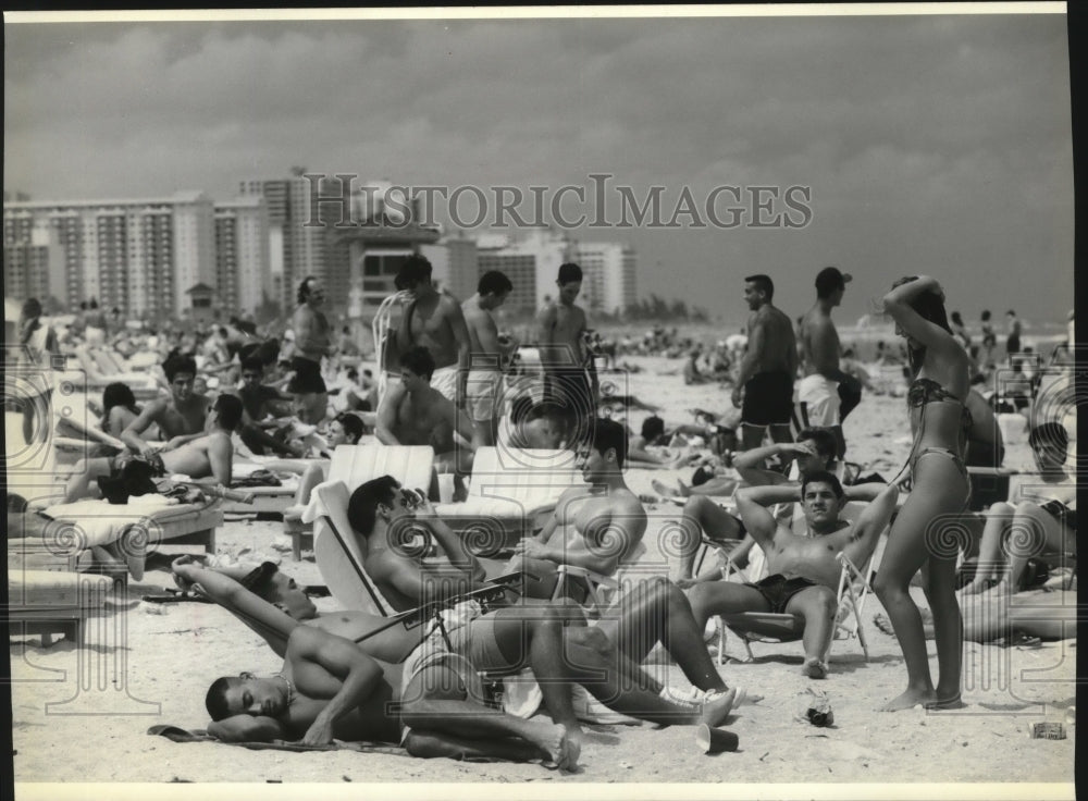 1992 Press Photo Young people crowd Miami Beach near South Beach- Historic Images