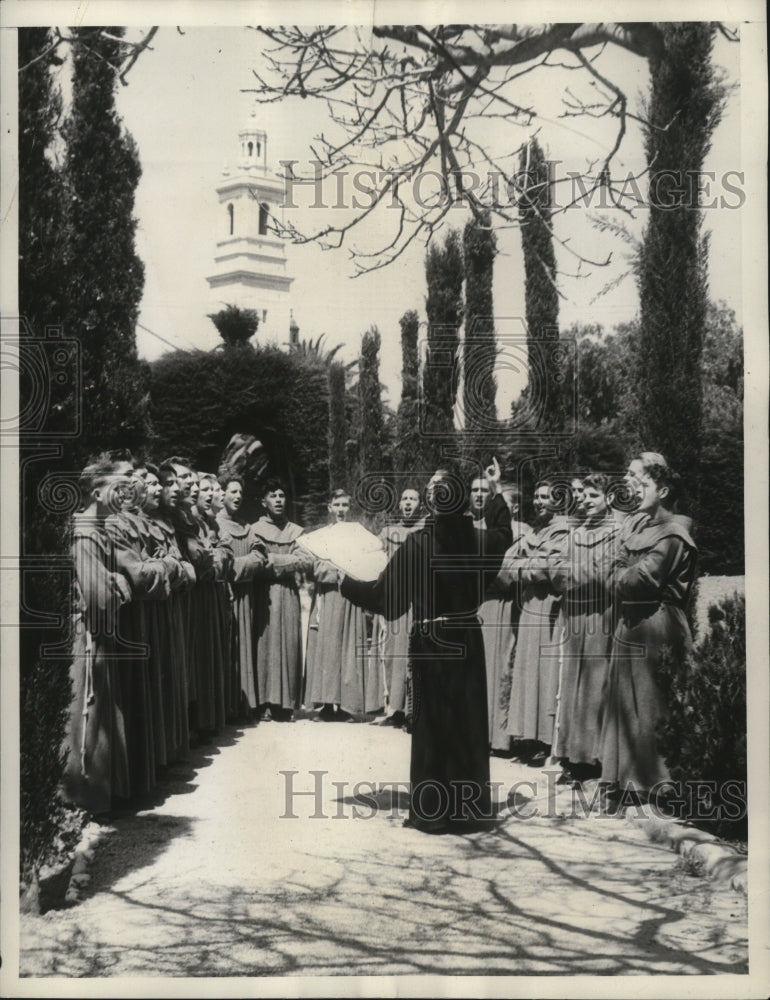 1935 Press Photo Rev. Father Owen and boys choir at Santa Barbara Mission.- Historic Images