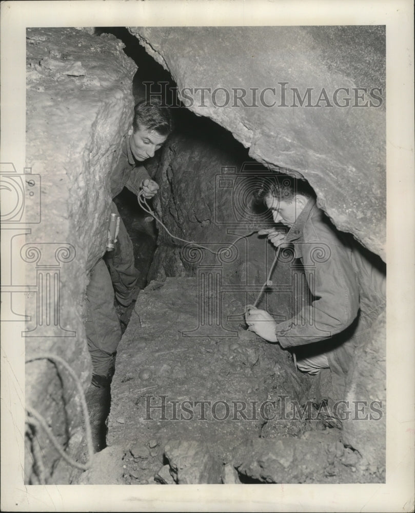 1952 Press Photo Brothers Tom and James do a little spelunking in Wisconsin- Historic Images