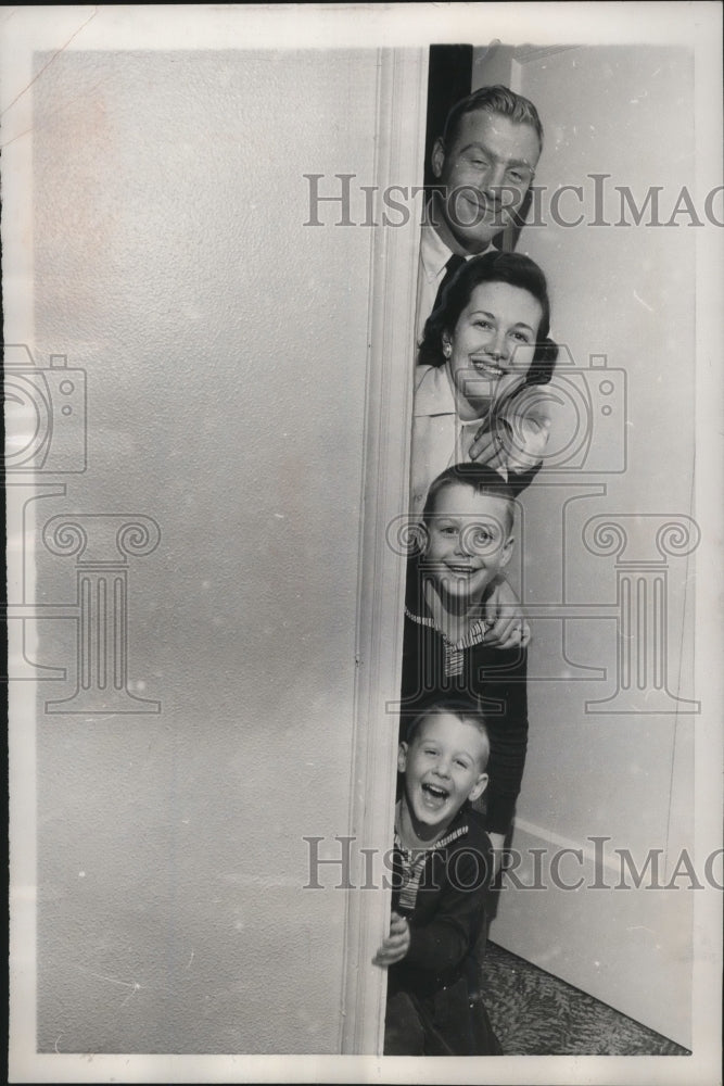 1957 Press Photo Pete Elliott, California football coach with his family