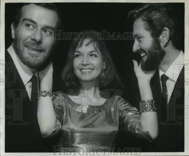 Load image into Gallery viewer, 1960 Press Photo Eva Bartok working in Rome on "The Wind Does Not Stop"

