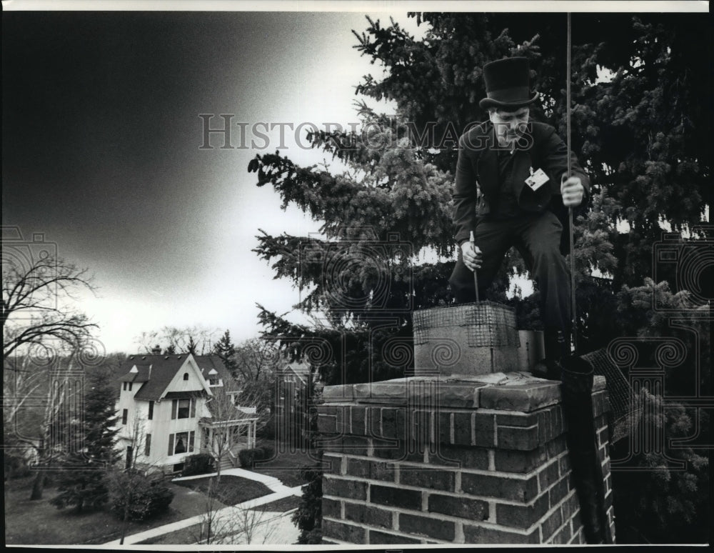 1989 Press Photo Howard Rowell cleans a chimney on Warren Ave. in Wauwatosa.