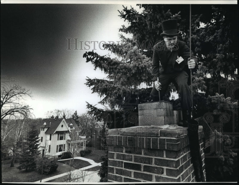 Load image into Gallery viewer, 1989 Press Photo Howard Rowell cleans a chimney on Warren Ave. in Wauwatosa.
