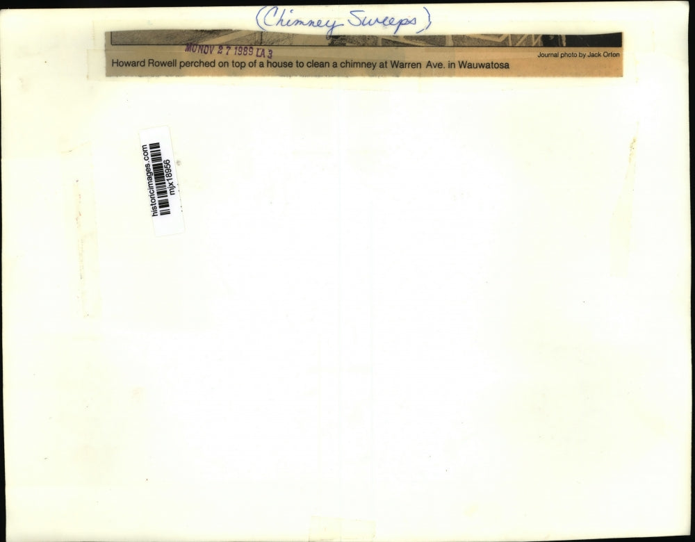 1989 Press Photo Howard Rowell cleans a chimney on Warren Ave. in Wauwatosa.