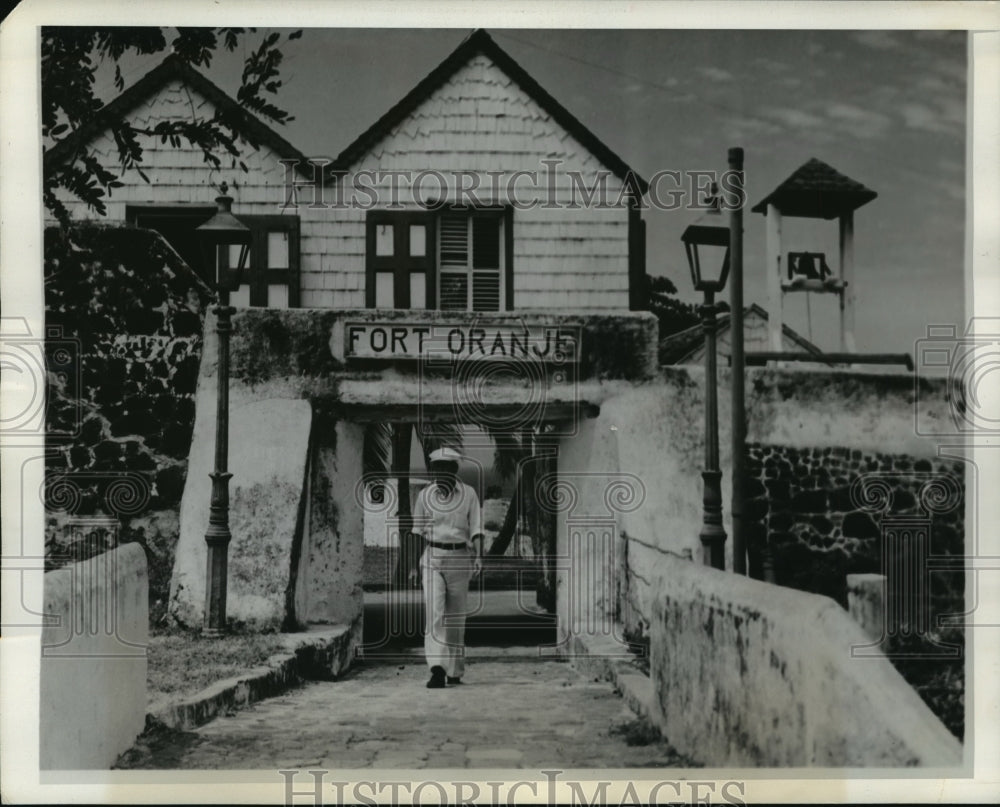 1942 Press Photo Entrance to Fort Orange at Oranjestad, Dutch West Indies island- Historic Images