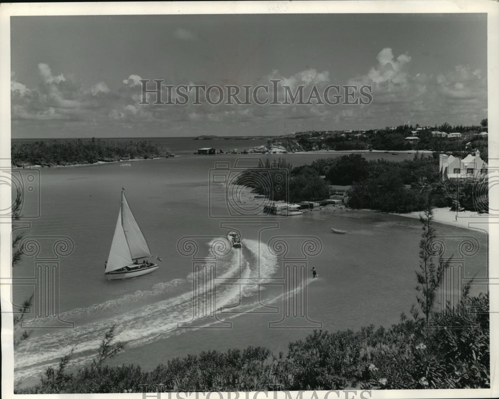 1963 Press Photo Boats, sailing and water skiing, in the harbors of Bermuda.