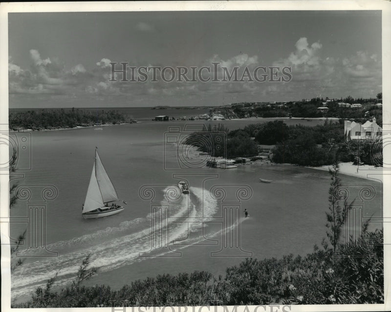 Load image into Gallery viewer, 1963 Press Photo Boats, sailing and water skiing, in the harbors of Bermuda.
