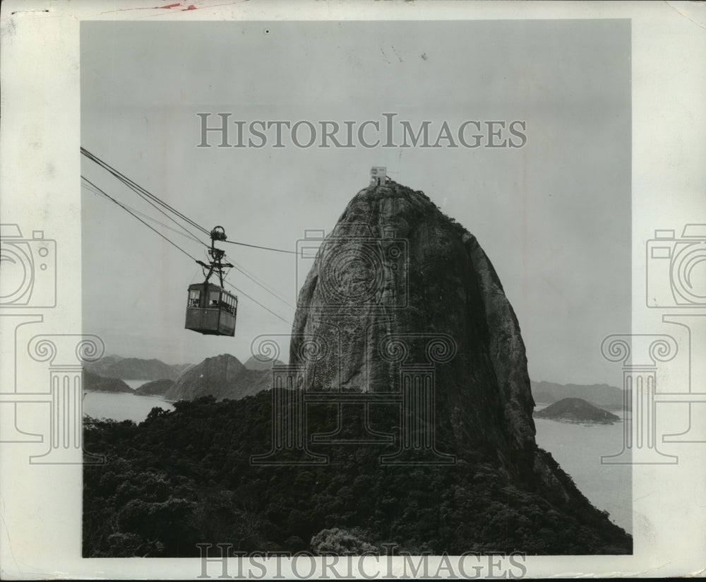 1953 Press Photo Cable car at the top of Sugar Loaf Mountain in Rio De Janeiro.
