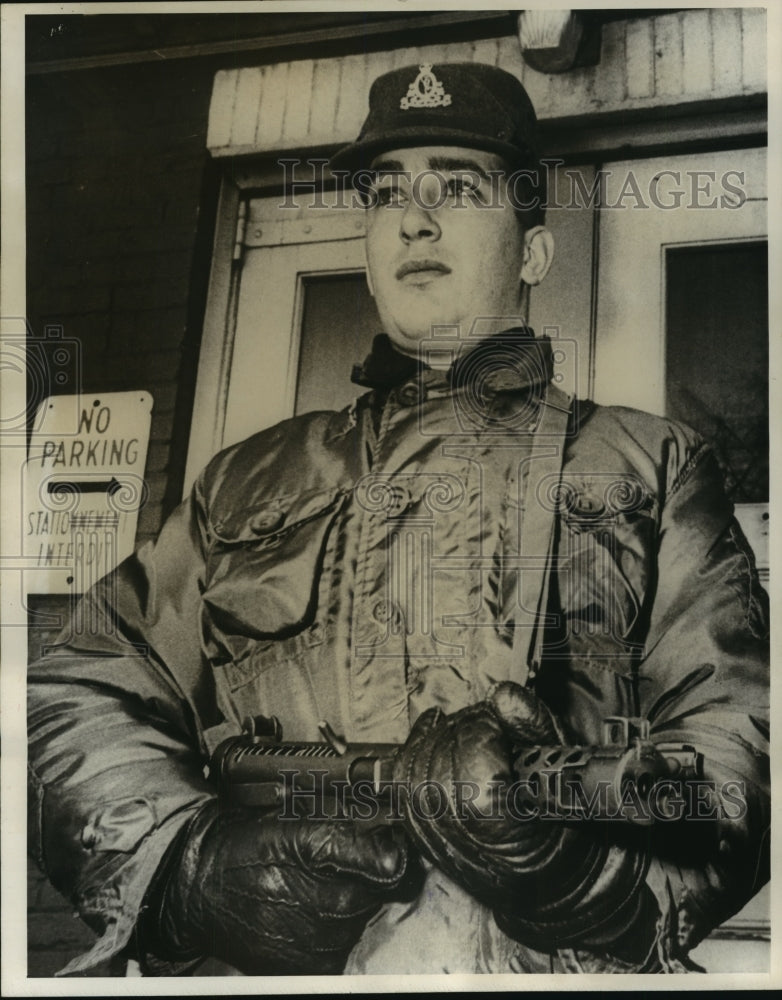 1964 Press Photo Lance Corporal Robert J Crawford Stands Guard In Ottawa- Historic Images