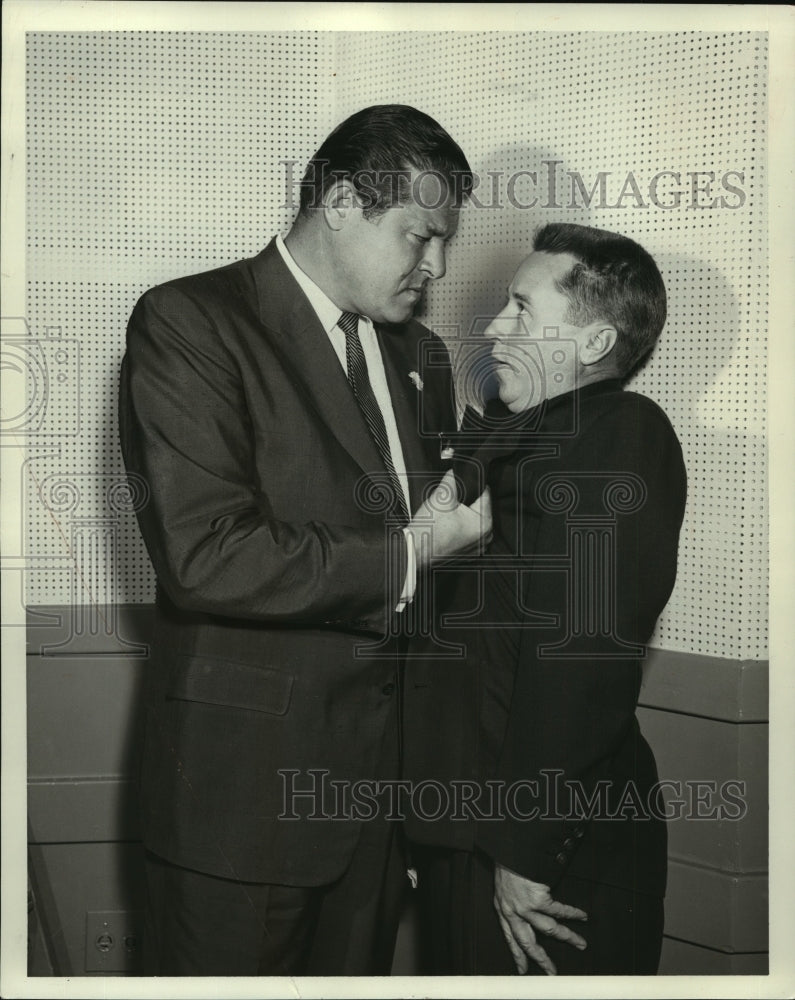 1954 Press Photo Jack Carson-Actor, gives a rough welcome on Jack's comedy show.