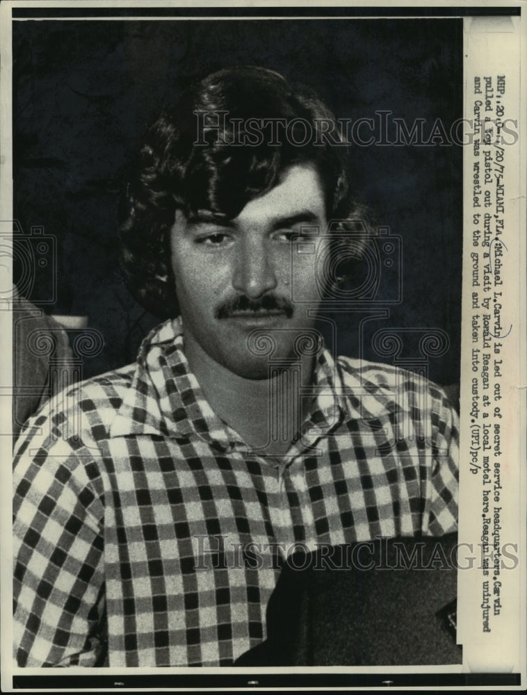 Load image into Gallery viewer, 1975 Press Photo Micheal Carvin is led out of secret service headquarters
