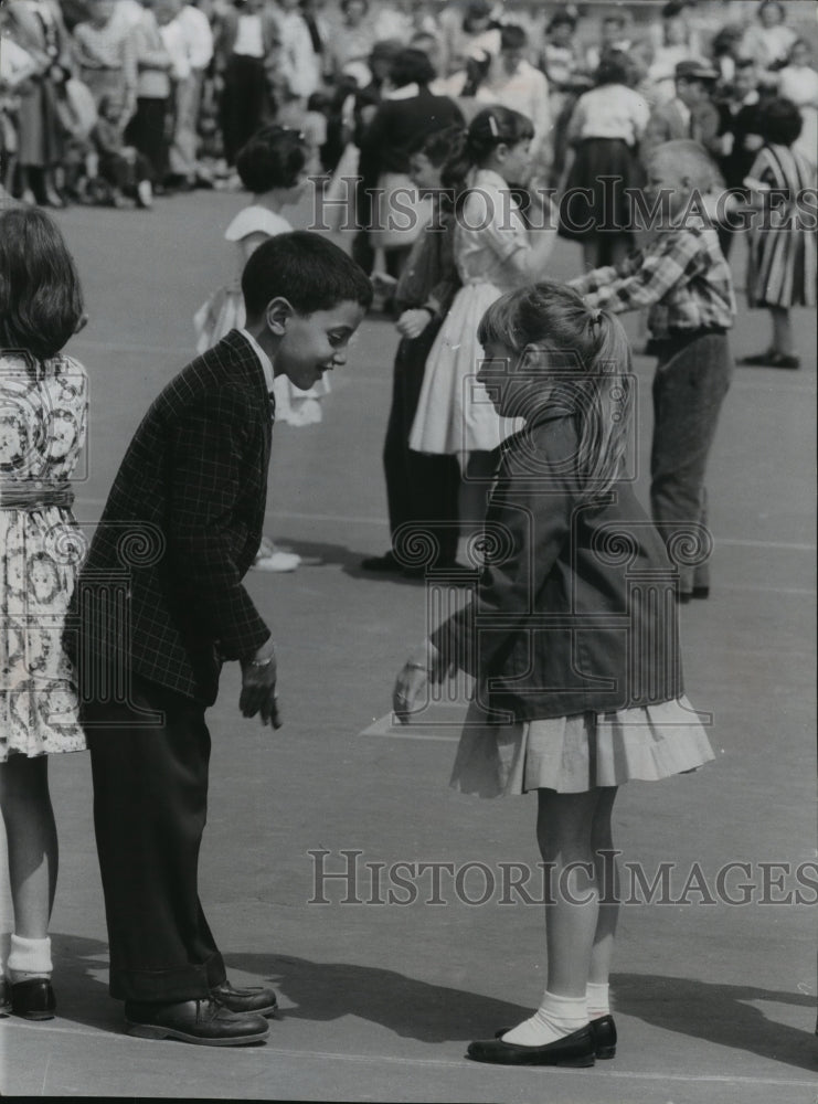 1958 Press Photo Cindy Reichel and other third grade children in Wisconsin.