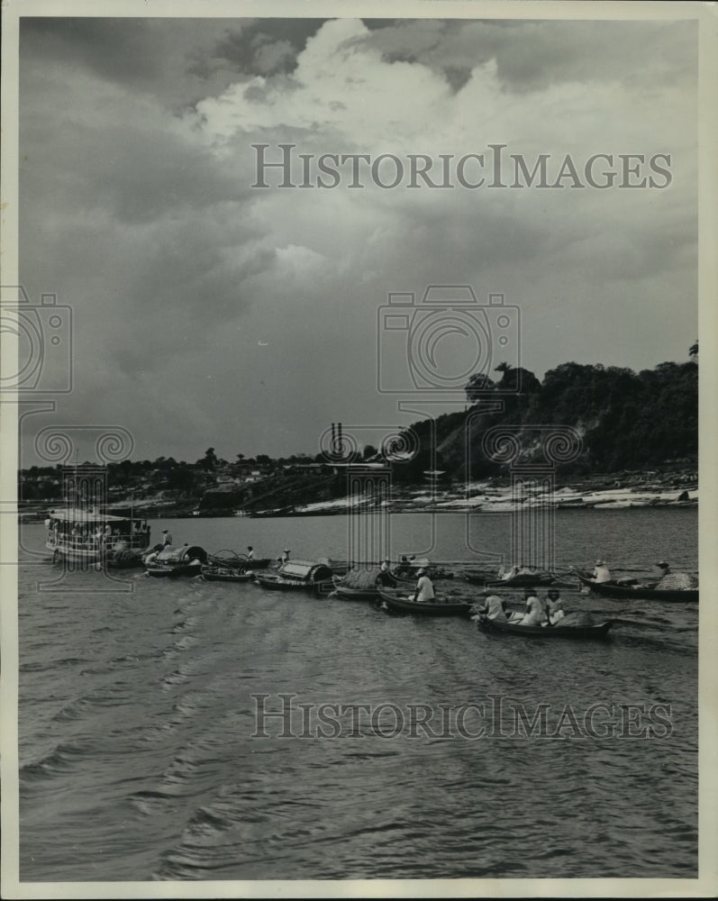 1962 Press Photo Natives of the Amazon jungle in Brazil row on the river- Historic Images