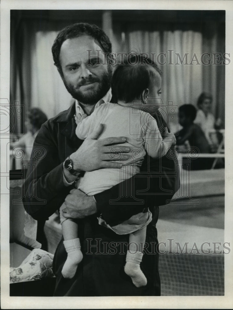 1981 Press Photo Gary Burghoff and his infant son on The Love Boat. - mjx19689