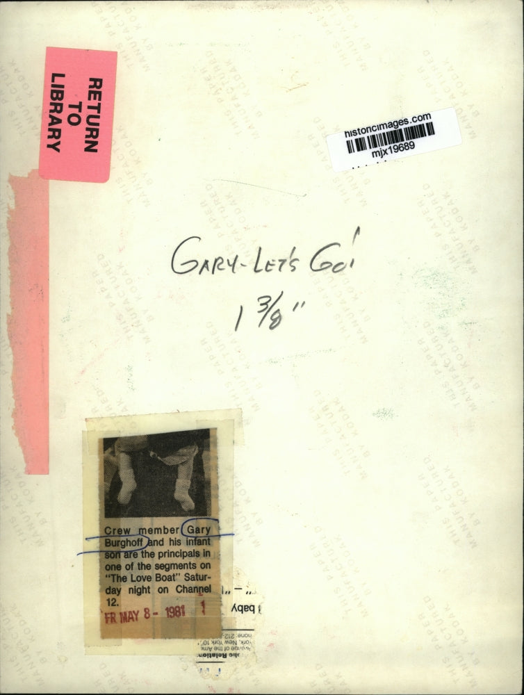 1981 Press Photo Gary Burghoff and his infant son on The Love Boat. - mjx19689