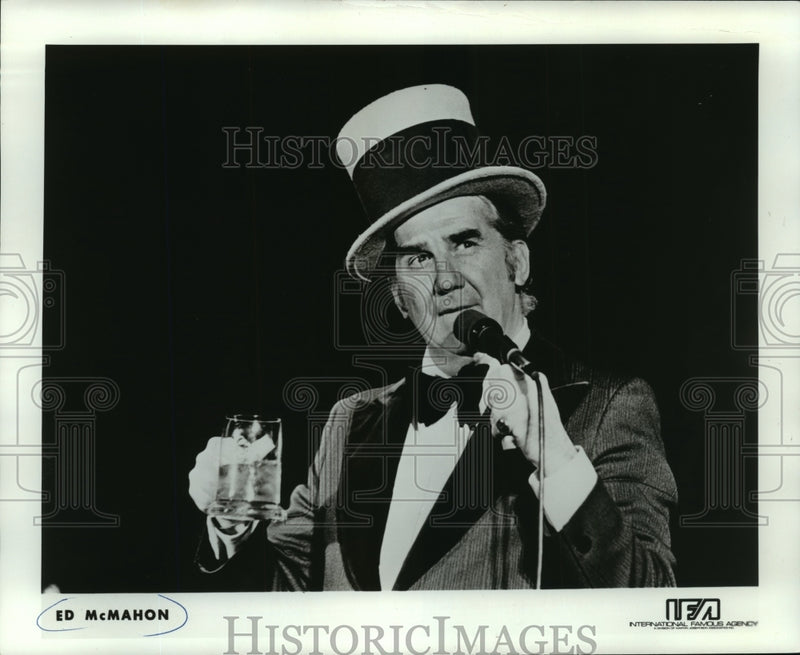 Load image into Gallery viewer, 1974 Press Photo Ed McMahon on stage - mjx19878

